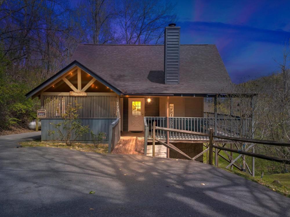 Tranquility - Quiet and Comfortable Cabin! Close to the Tanger Outlet Shopping cabin